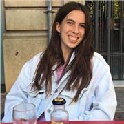 Profesora de catalán imparte clases a niños de todas las edades